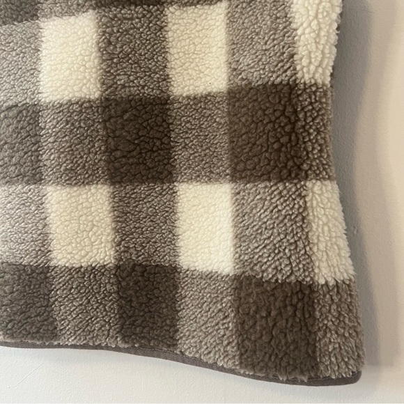 WOOLRICH Sherpa Buffalo plaid vest - Picture 6 of 7